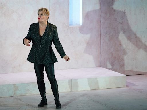 Review: Solo ‘Hamlet’ at Chicago Shakes is from an Eddie Izzard unwilling to compromise