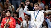 Léon Marchand hace historia y le arrebata un récord olímpico a Michael Phelps - La Tercera