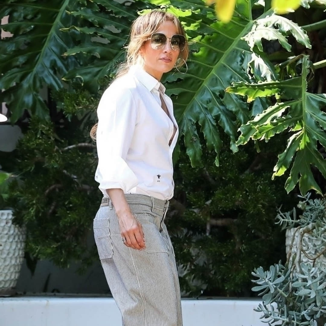 Jennifer Lopez Goes House Hunting Without Her Wedding Ring