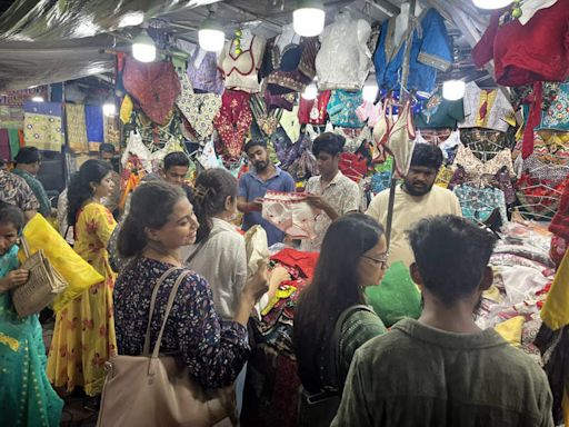 Kolkata shoppers flood markets ahead of Durga Puja weekend rush | Bengali Movie News - Times of India