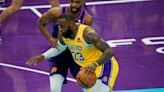 James anota 32 puntos; Lakers remontan y superan a Suns