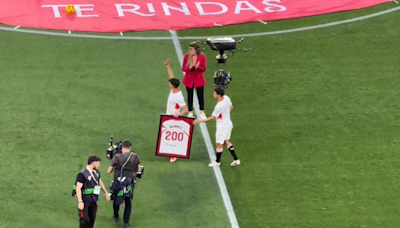 Óliver Torres, homenajeado en el Ramón Sánchez-Pizjuán por sus 200 partidos con el Sevilla