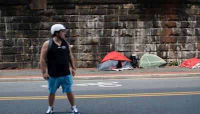 Especialistas alertam que medida dos EUA que proíbe desabrigados de dormirem nas ruas 'varre problema para debaixo do tapete'