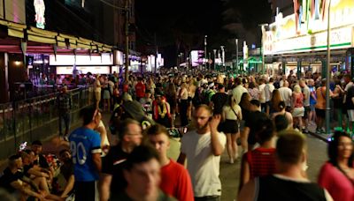 Las Islas Baleares, popular destino turístico español, toman medidas enérgicas para controlar el alcohol y las fiestas