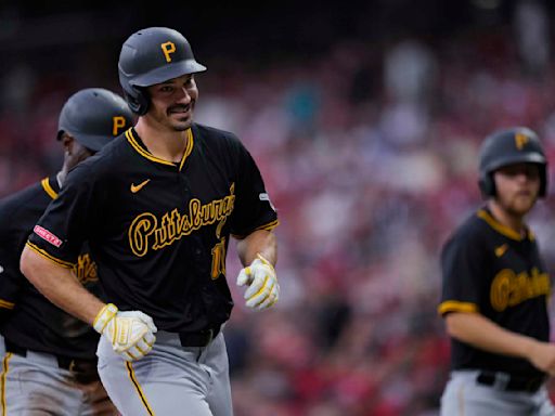 Reynolds extends hit streak to 22 games with a 2-run homer and Pirates beat Reds 9-5