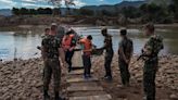 Pasarelas flotantes: la nueva rutina de afectados por catástrofe en Brasil