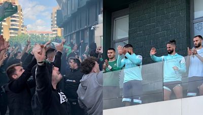 Locura en el Villamarín: la plantilla del Betis sale a saludar a los aficionados en la previa de El Gran Derbi