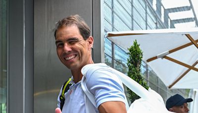 Así ha sido la llegada de Rafa Nadal a París para Roland Garros: "Hola... ¿qué tal?"