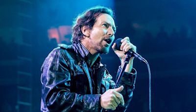 Eddie Vedder revela que debió cancelar shows de Pearl Jam debido a ”una experiencia cercana a la muerte” - La Tercera