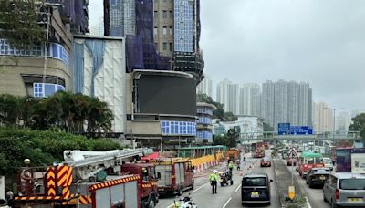 九龍灣建築地盤建材起火 消防拖喉救熄