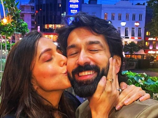 In Pics: Jankee Parekh And Nakuul Mehta Seal London Holiday With A Kiss - News18