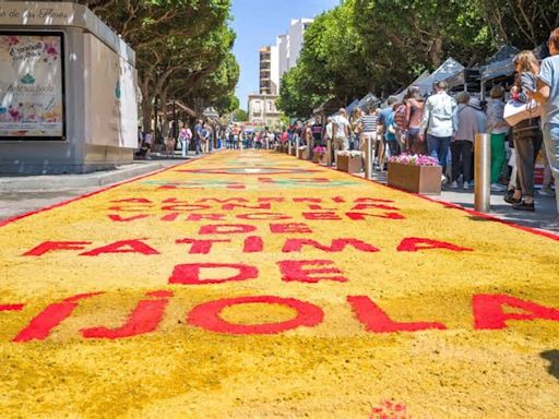 Tíjola cubre de serrín el Paseo de Almería para promocionar su fiesta de interés turístico andaluz