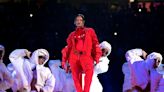 Rihanna deslumbra con su look rojo pasión en el Super Bowl ¡y revela que está embarazada de nuevo!