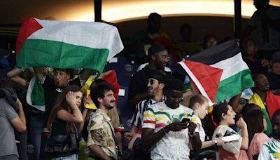 Mali-Israël aux JO 2024 : l’hymne israélien sifflé et des drapeaux palestiniens brandis pendant le match