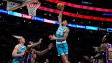 Hornets se imponen 134-130 a Lakers; Hayward rompe el empate