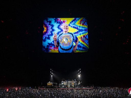 Bill Walton honored at Dead & Company Sphere performance