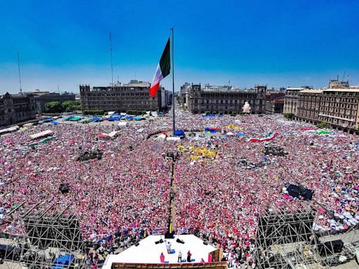 La bandera en el Zócalo