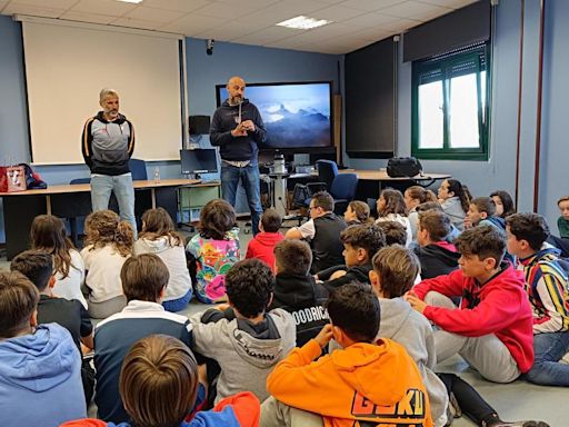 Alberto Suárez Laso, atleta paralímpico, en el colegio de La Fresneda: "Con esfuerzo y sacrificio todo es posible"