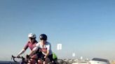 Captan video del momento en que auto embiste a pelotón de ciclistas