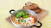 Cómo hacer un shakshuka a la chilena - La Tercera