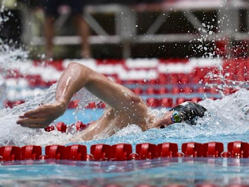 Cheyenne Mountain’s Barrett Kerrigan shatters 500 prelim time for gold as Hawks place third