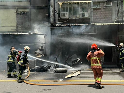 三重騎士勾倒麵攤瓦斯桶！瞬間起火波及9機車 2人送醫