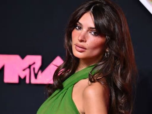 El book de fotos de Emily Ratajkowski con las microbikinis que serán tendencia en 2024