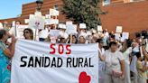 Los afectados por los reajustes en Sanidad se manifiestan a las puertas del centro de salud de Almudévar