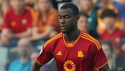 Evan Ndicka's shock Serie A collapse not caused by heart attack with Roma star set for 'further observations' as Daniele de Rossi's squad visit him in hospital | Goal.com Uganda