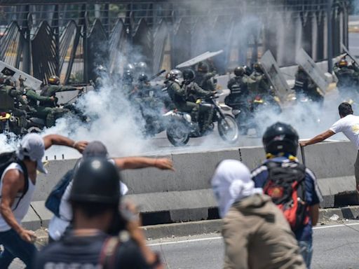 Disturbios en Venezuela tras las elecciones: mueren dos personas y derriban estatuas de Chávez