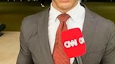 Repórter da CNN que caiu de prédio quebrou o fêmur e a bacia