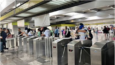 Encapuchados toman torniquetes del Metro Universidad