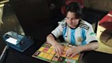 Niño invidente venezolano adapta álbum del Mundial de Qatar al sistema Braille
