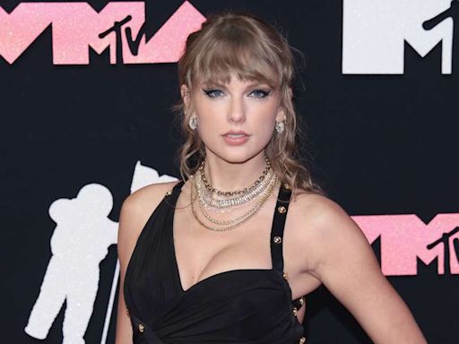 Fans Think Taylor Swift Said 'Sorry' to Restaurant Patrons for Paparazzi