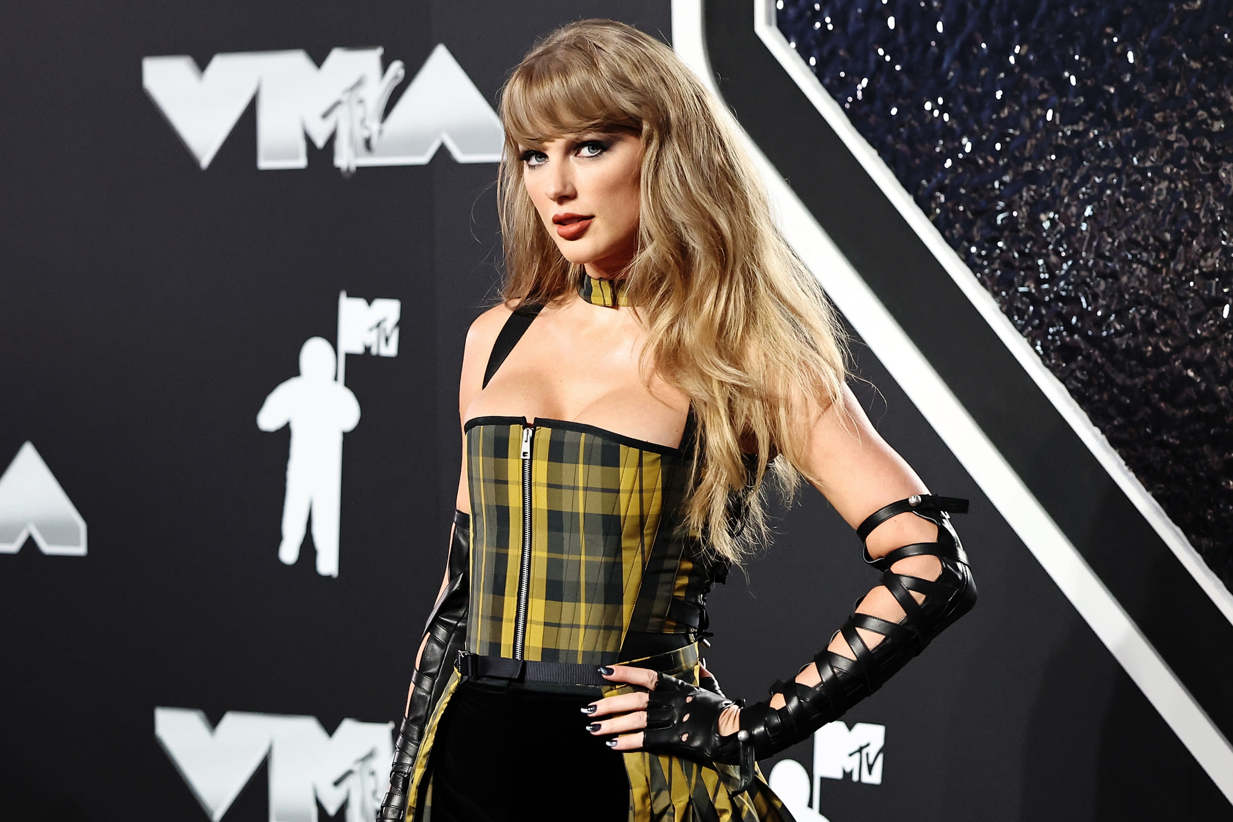 Taylor Swift dancing to Katy Perry at VMAs goes viral amid Travis shoutout