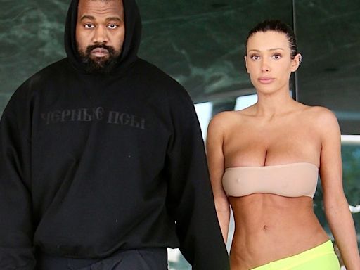 Bianca Censori, esposa de Kanye West, recorre el parque de Disneyland con los pies vendados - La Opinión