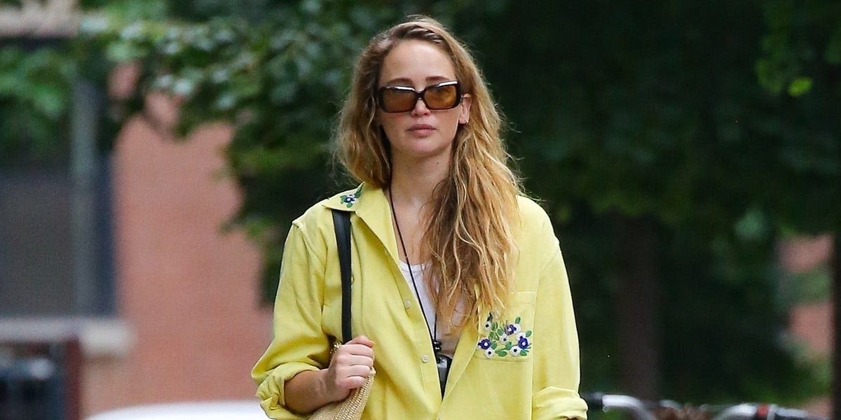 Jennifer Lawrence Blended Two Controversial Footwear Trends for the Ultimate Lazy-Day Outfit