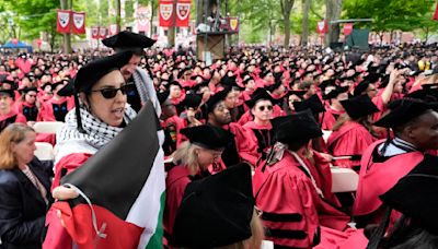 Cientos de graduados salen de la ceremonia de graduación en Harvard coreando “Palestina libre”