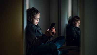 4 smartphone rules parents should follow, according to a social psychologist who has studied the Gen Z mental health crisis