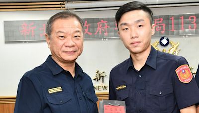 新北14員警考取警大二技 警局長廖訓誠公開表揚致贈紀念品