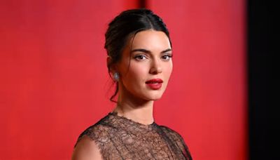 Kendall Jenner corre in aeroporto con le valige. Ma sui social se la ridono