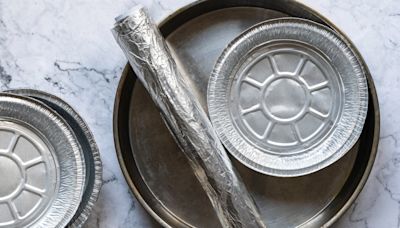 Aluminum Foil Dividers Are The Quick Fix For Oversized Baking Pans