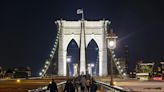 Los arcos del puente neoyorquino de Brooklyn se iluminan por primera vez en cuarenta años