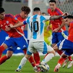 Lionel Messi, battered by Chile and ‘playing with pain,’ gets lift from Argentina teammates at Copa América