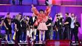 Nemo, el suizo ganador de Eurovisión 2024, rompe el Micrófono de Cristal en plena celebración