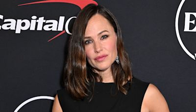 Jennifer Garner dazzles in black as she presents at 2024 ESPY Awards