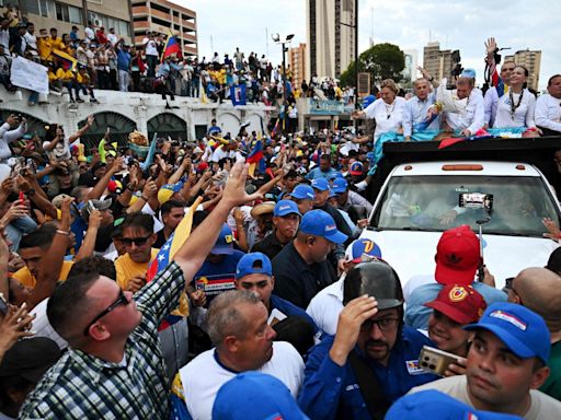 Na Venezuela, mobilização opositora desafia Maduro ao reviver memória da campanha de Chávez