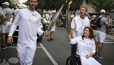 Wounded photojournalist carries Olympic flame in Paris