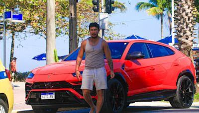 Carro milionário! Xamã passeia com Lamborghini avaliada em R$ 4 milhões na Barra da Tijuca | Celebridades | O Dia