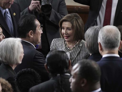 Dos manifestantes antiisraelíes encaran a la demócrata Nancy Pelosi en Oxford y le gritan belicista - La Opinión